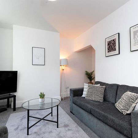 Quiet And Comfy House With 2 Bedrooms And 2 Bathrooms Super Fast Wifi And Crisp Hotel Standard White Linen Hosted By Our Home Short Stays Darlington  Buitenkant foto
