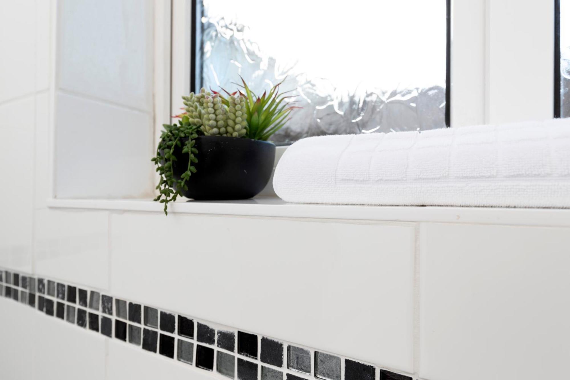 Quiet And Comfy House With 2 Bedrooms And 2 Bathrooms Super Fast Wifi And Crisp Hotel Standard White Linen Hosted By Our Home Short Stays Darlington  Buitenkant foto